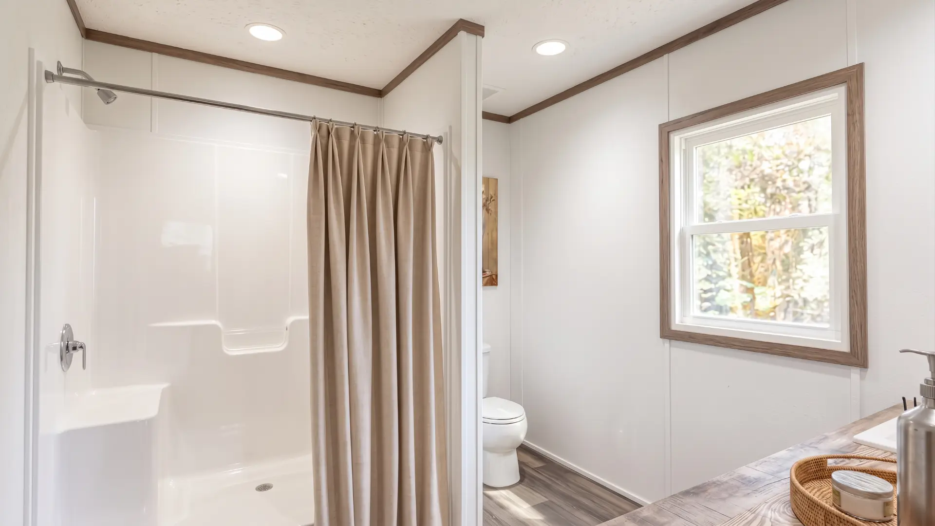 Regadera del baño principal en la casa móvil Sofía 16x76