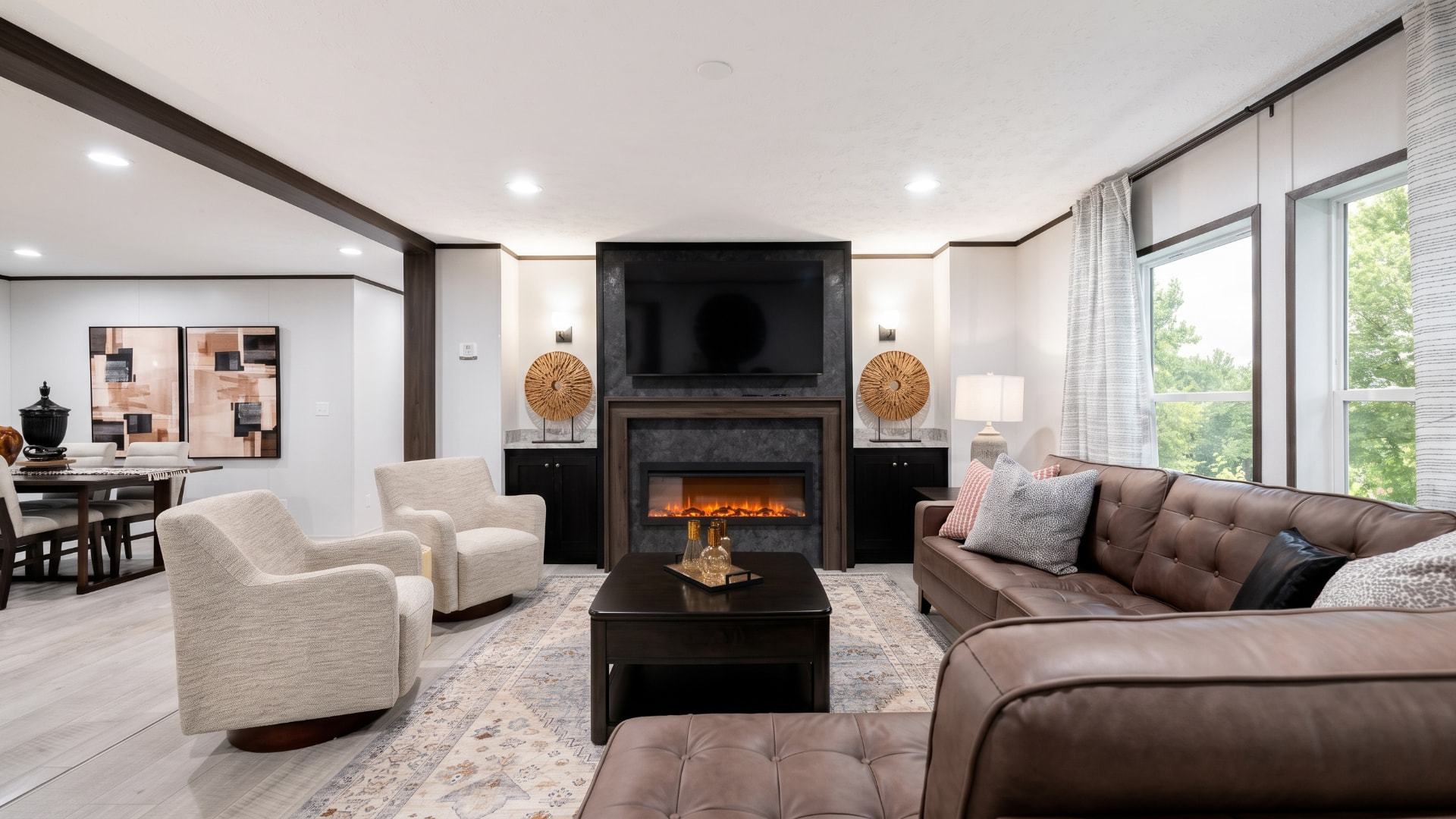 Sala con chimenea de la casa móvil Beatriz 32x60