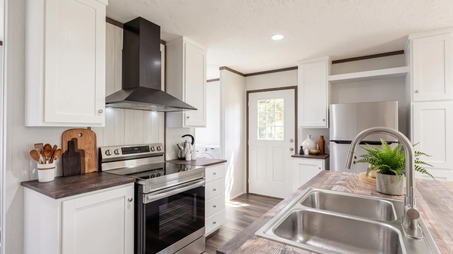 Cocina completa de la casa móvil Sofía 16x76 con estufa, campana y refrigerador
