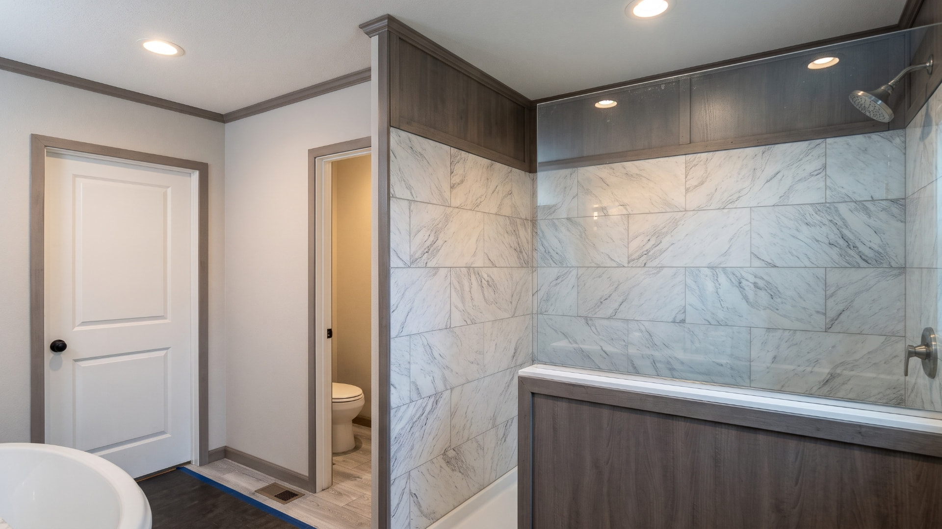 Regadera de azulejo del baño principal de la casa móvil Aurora 32x60