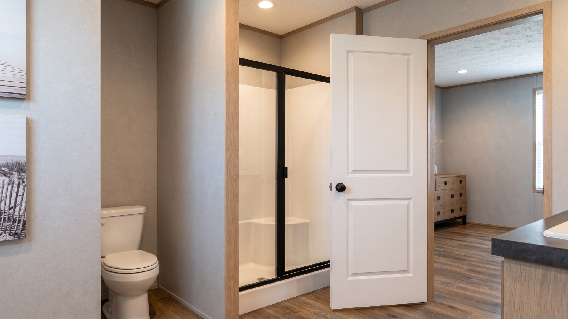 Regadera del baño principal de la casa móvil Valeria 28x56