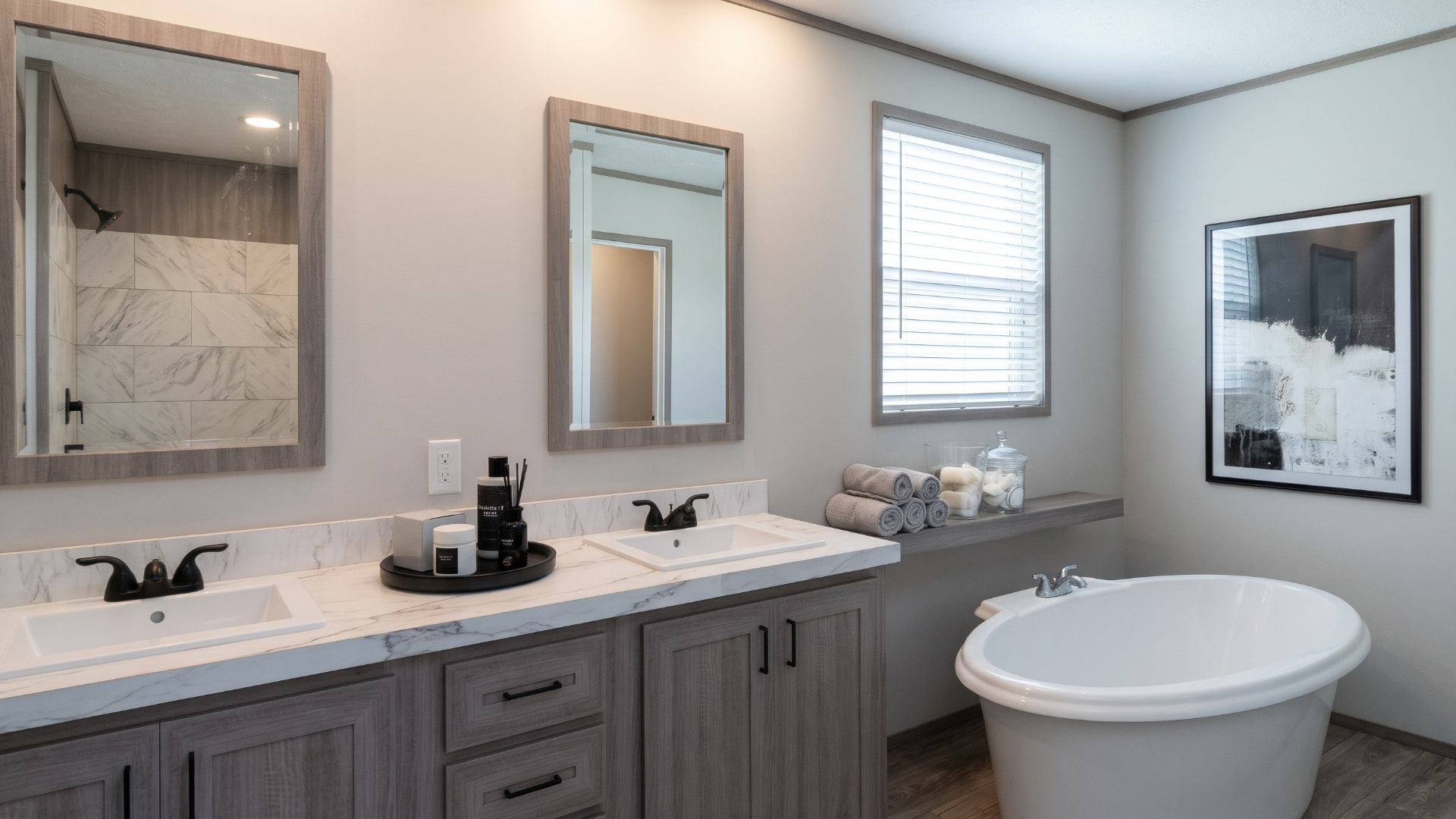 Baño principal con tina y doble lavamanos de la casa móvil Aurora 32x60