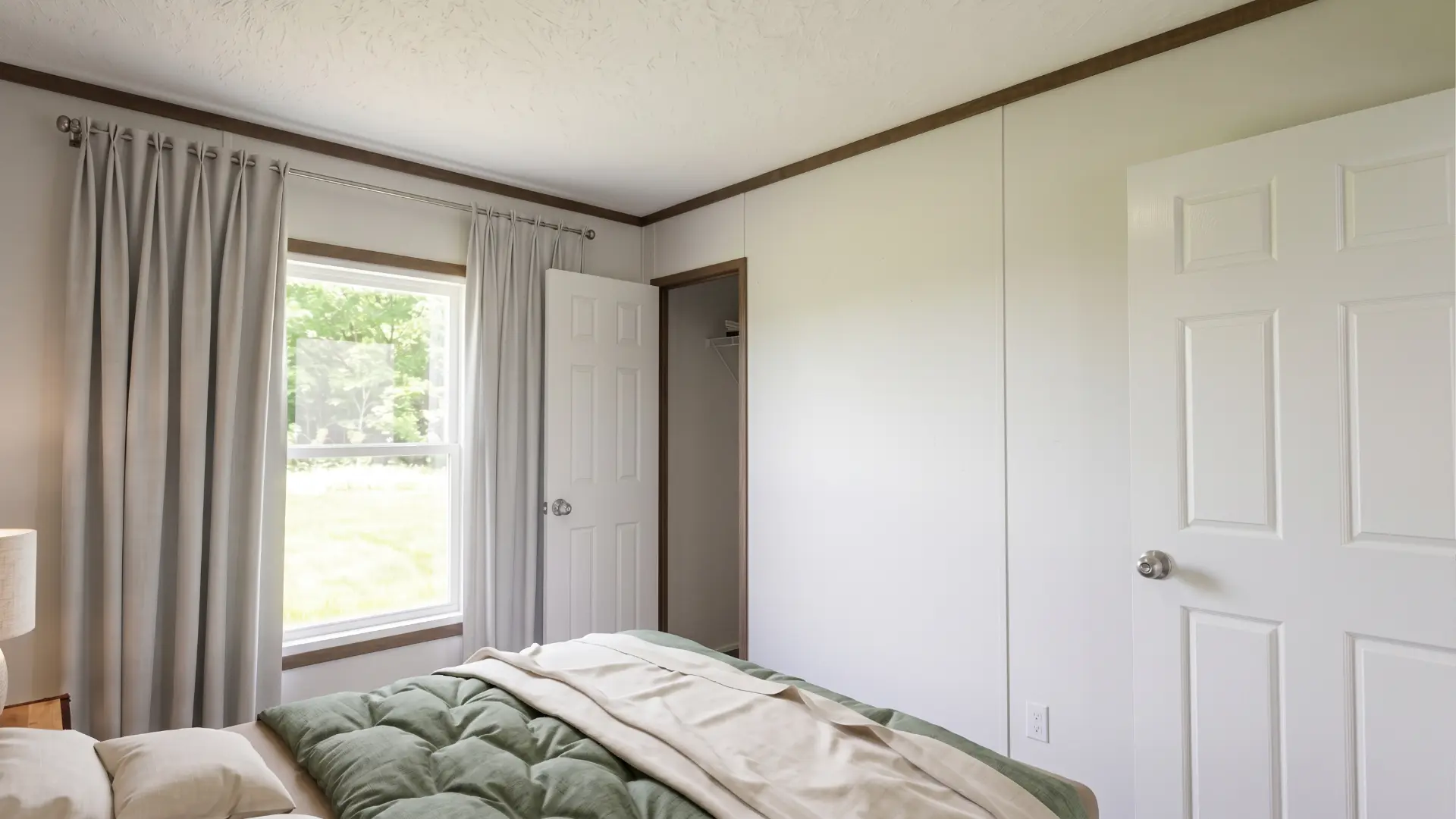 Tercera recámara de 8'6" x 10'5" en la casa móvil Sofía 16x76