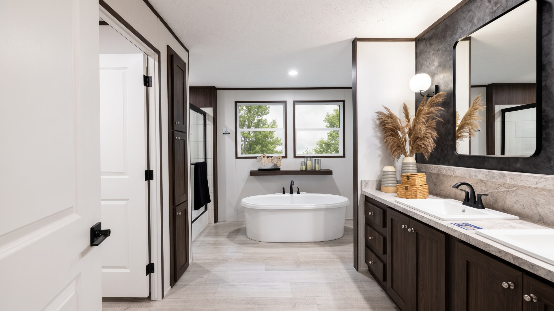 Baño principal con tina y doble lavamanos de la casa móvil Beatriz 32x60