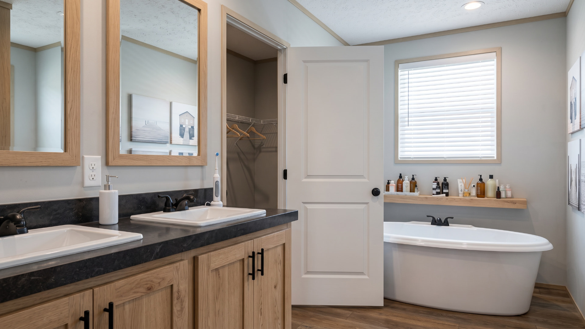 Baño principal de la casa móvil Valeria 28x56