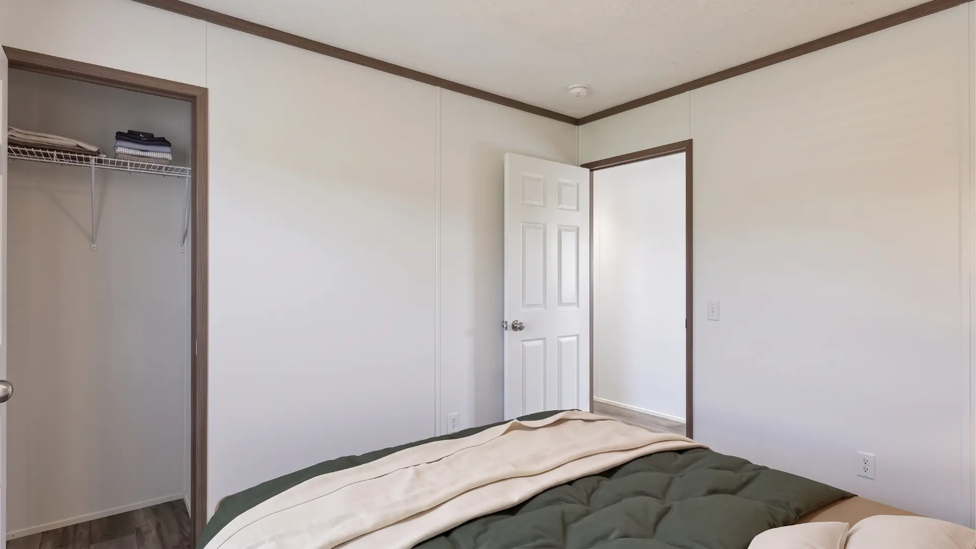 Tercera recámara con ventana en la casa móvil Sofía 16x76