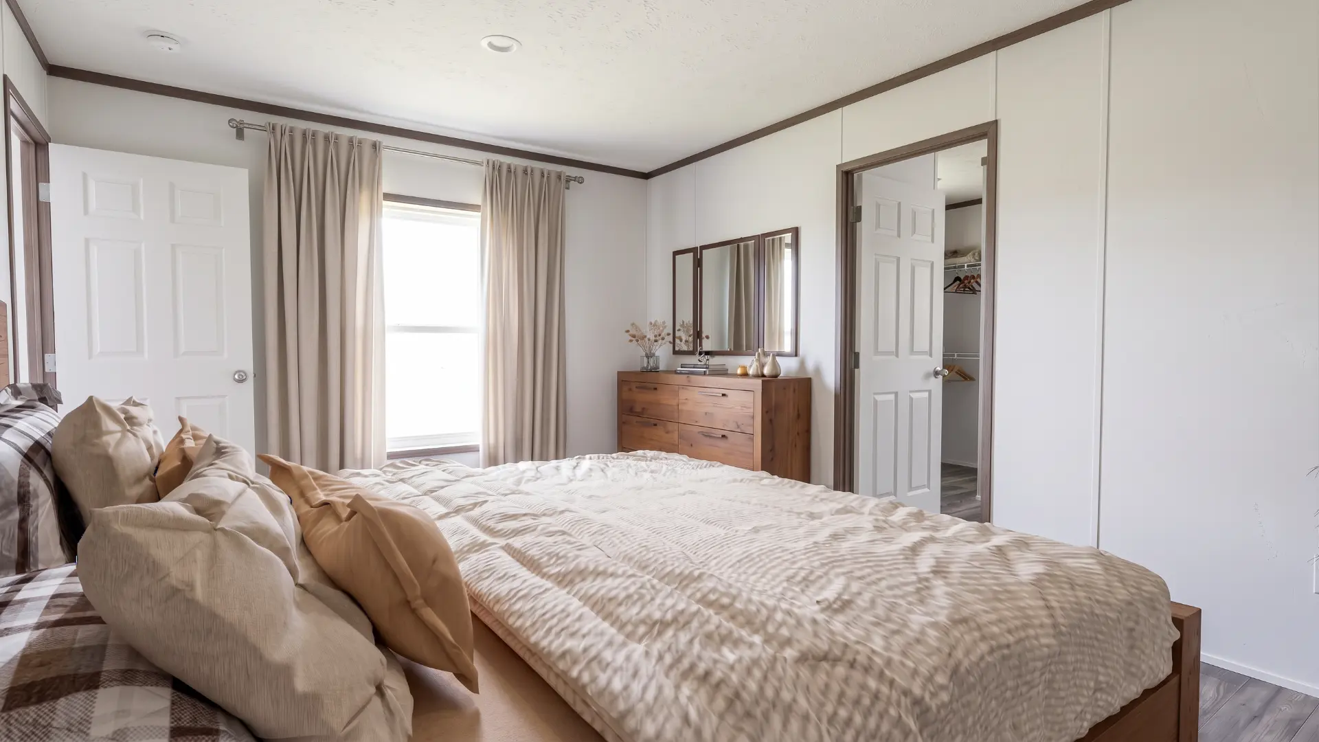 Recámara principal con clóset en la casa móvil Sofía 16x76