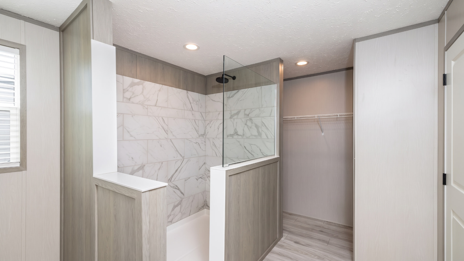 Regadera de azulejo y clóset walk-in de la casa móvil Renata 16x76