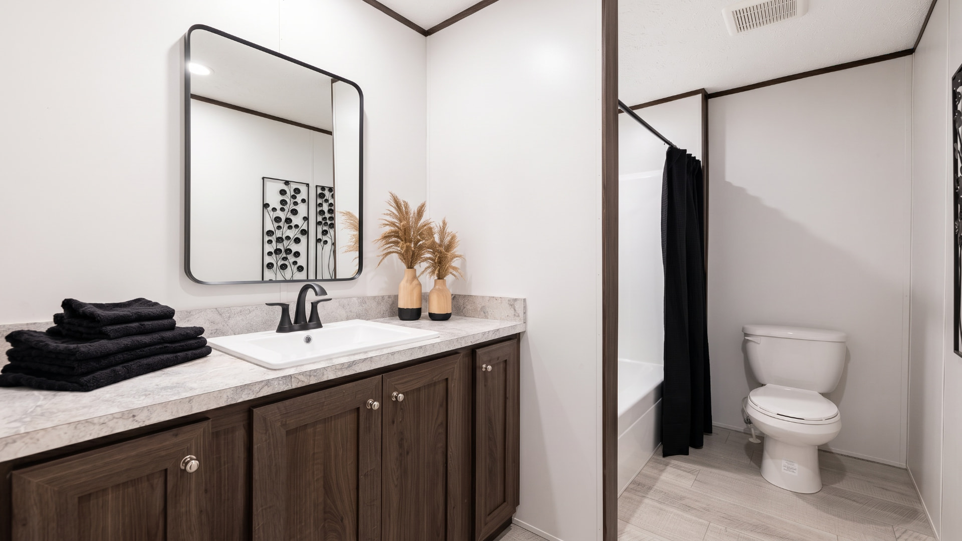 Segundo baño completo de la casa móvil Beatriz 32x60