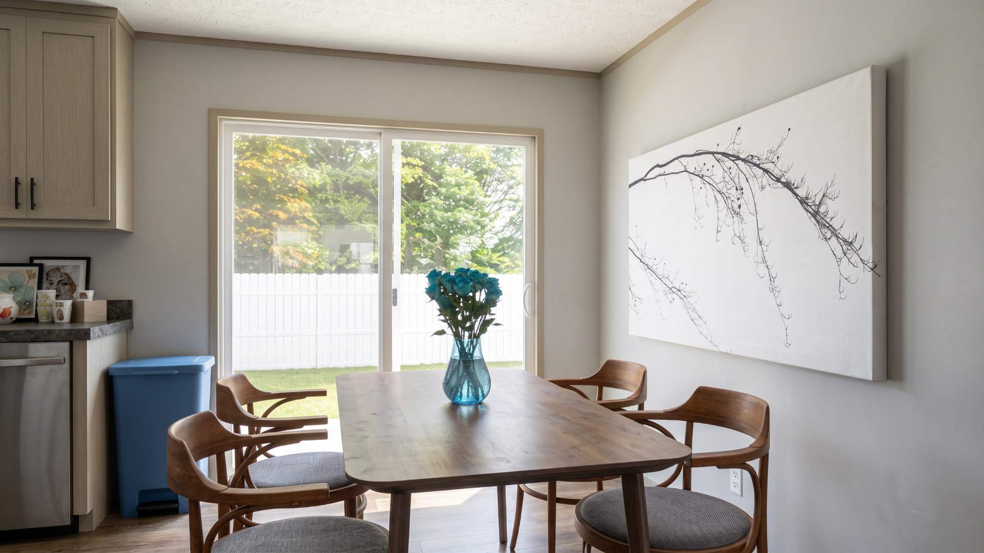 Comedor de la casa móvil Valeria 28x56 con puerta corrediza de vidrio