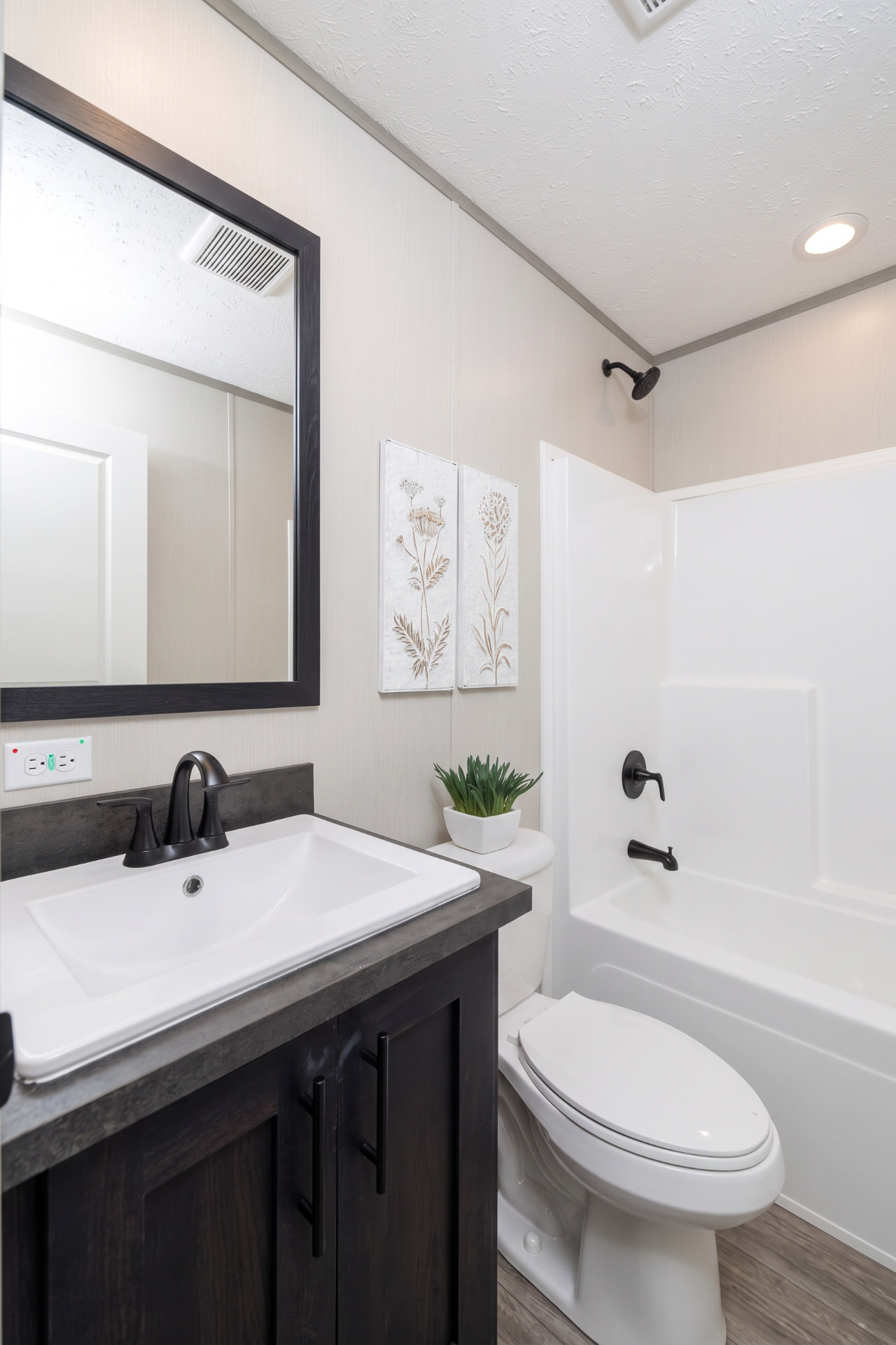 Segundo baño completo de la casa móvil Renata 16x76