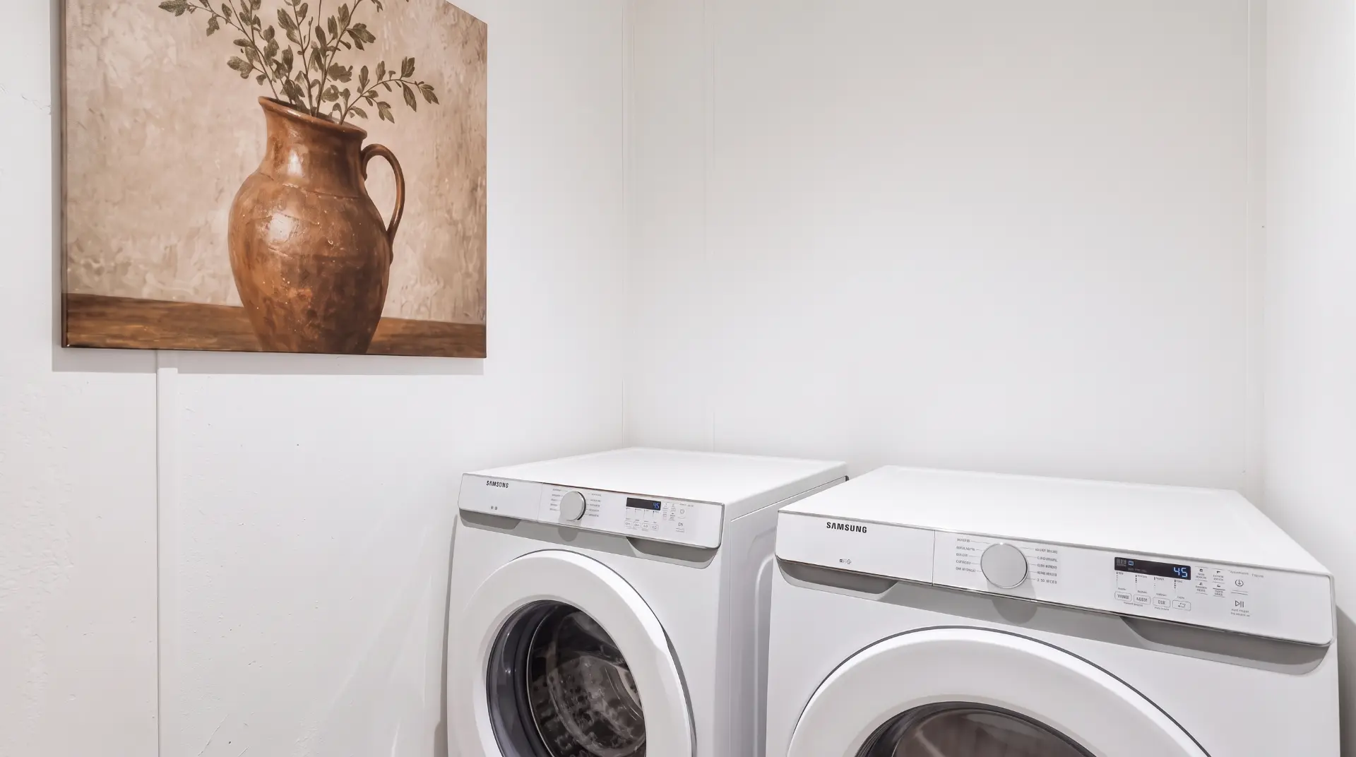 Cuarto de lavado con conexiones para lavadora y secadora en la casa móvil Sofía 16x76