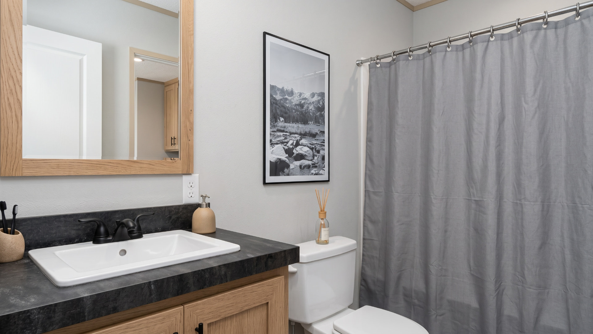 Segundo baño completo de la casa móvil Valeria 28x56