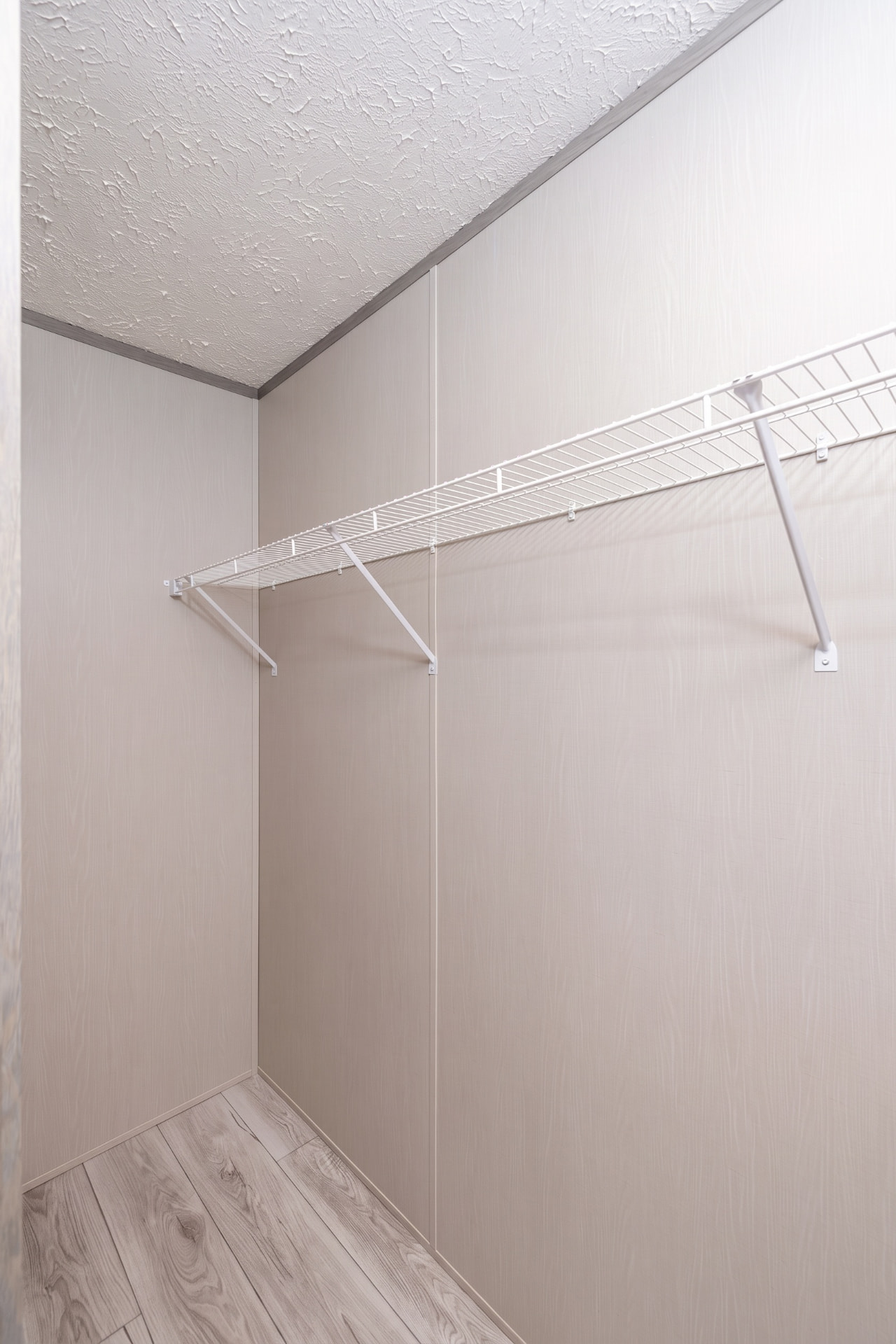 Clóset walk-in de la casa móvil Renata 16x76