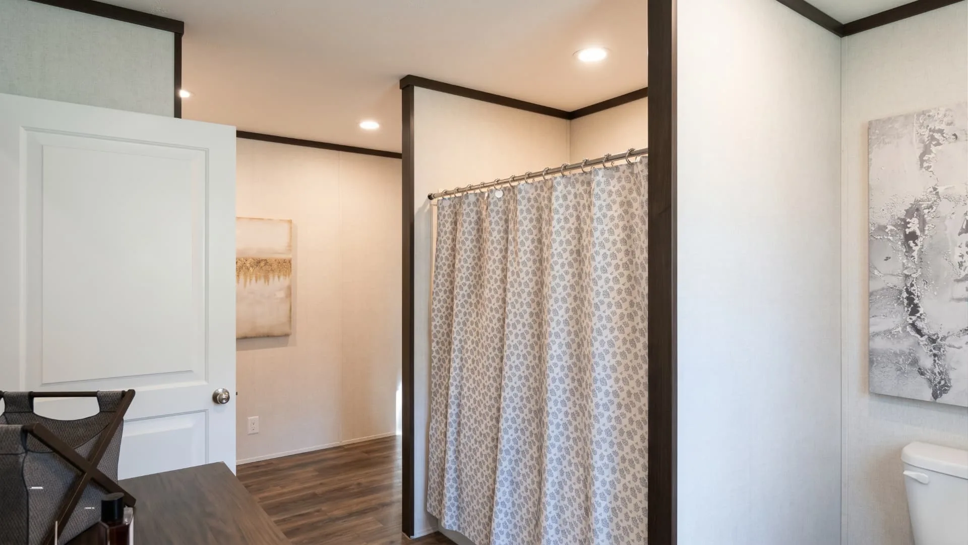 Regadera del baño principal en la casa móvil Lucía 16x76
