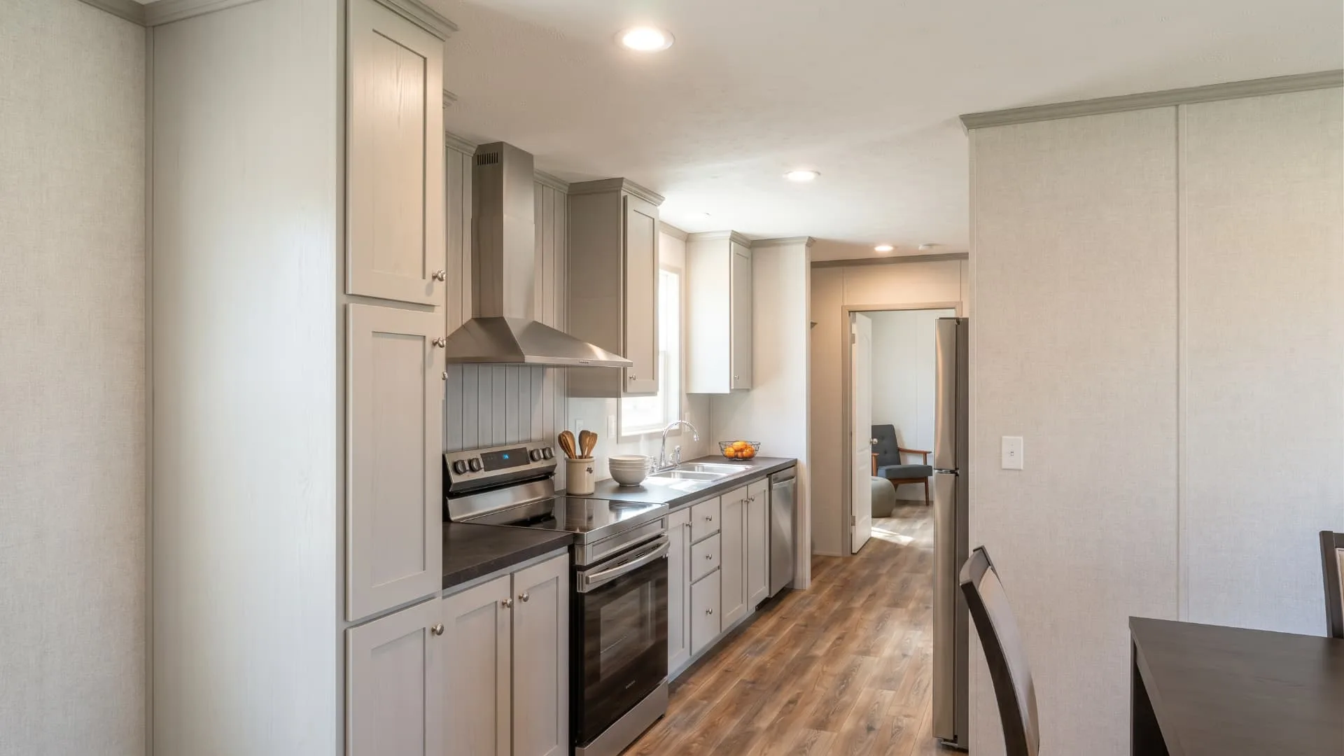 Cocina completa de la casa móvil Lucía 16x76 con estufa, campana y lavaplatos