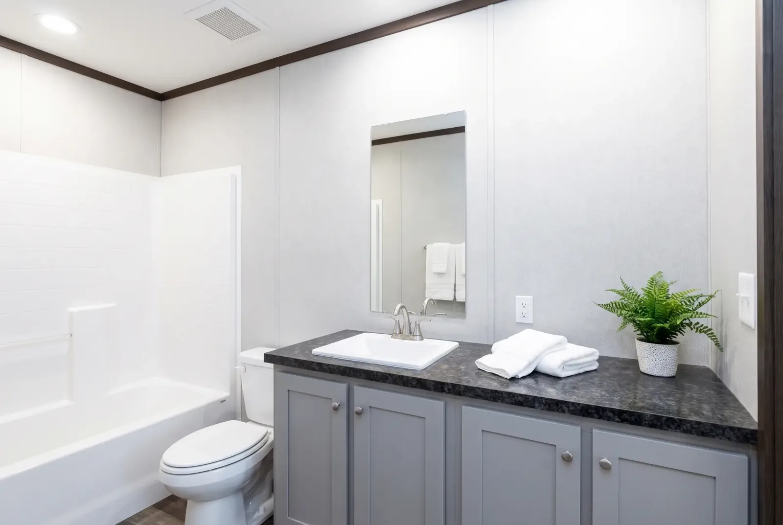 Baño principal con tina de la casa móvil Empower 32x68