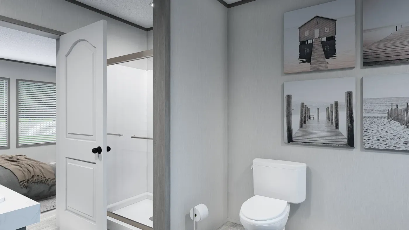 Segundo baño de la casa móvil Lewis 28x62 con regadera de fibra de vidrio