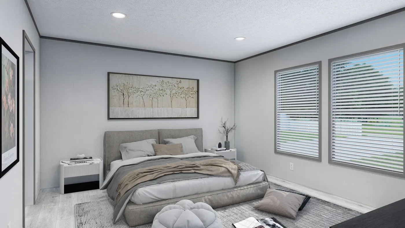 Recámara principal de la casa móvil Lewis 28x62 con cama king y dos ventanas