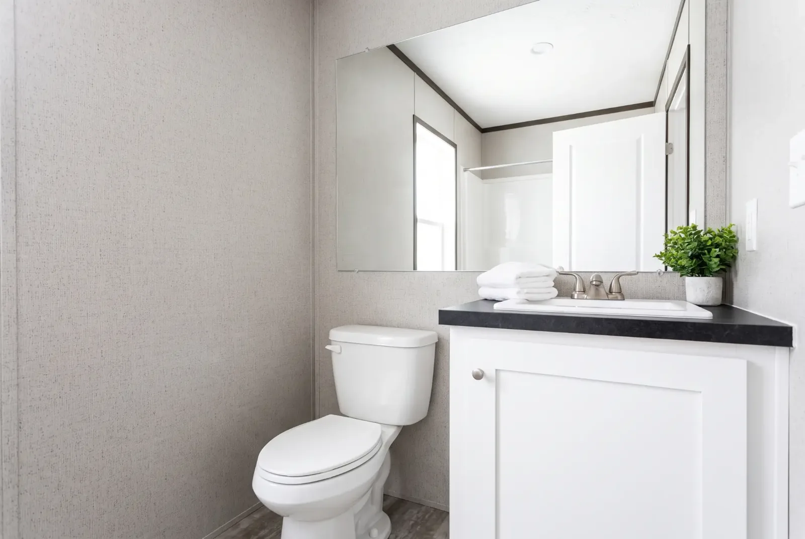 Segundo baño de la casa móvil Rally 16x76